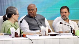Keralam: కేరళం సీఎం ఎంపికపై గందరగోళం.. రంగంలోకి సోనియా!