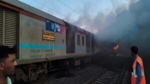Rajdhani Express Fire: రాజధాని ఎక్స్‌ప్రెస్‌ లో ప్రమాదం.. రెండు కోచ్‌లలో చెలరేగిన మంటలు