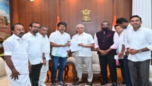 Tamil Nadu: గవర్నర్‌ను కలిసిన విజయ్.. ఎమ్మెల్యేల మద్దతు లేఖ అందజేత