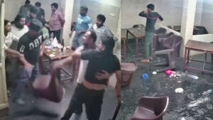 Viral: మందు ముఖ్యం బిగిలు..! బార్‌లో పొట్టుపొట్టు కొట్టుకున్నారు.. లాస్ట్ ట్విస్ట్ మాత్రం అదిరిపోయింది