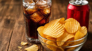 Cold Drink and Chips: కూల్‌డ్రింక్‌తో చిప్స్ కలిపి తినే అలవాటు మీకూ ఉందా? ఈ అలవాటు ఎంత డేంజరో తెల్సా