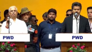 CM Vijay Simplicity: దటీజ్ దళపతి..  సీఎం హోదాలో ఉన్నా.. టేబుల్ మోసి సింప్లిసిటీ చాటుకున్న విజయ్!