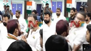 Telangana Congress: గాంధీభవన్‌లో కాంగ్రెస్‌ నేతల డిష్యూం.. డిష్యూం.. చొక్కాలు పట్టుకుని మరీ..