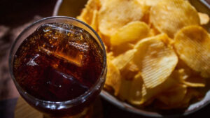 Cool Drinks with Chips: కూల్‌ డ్రింక్స్‌తో చిప్స్‌ కాంబినేషన్‌ మీకూ ఇష్టమా..? ఐతే మీకీ విషయం చెప్పాల్సిందే..