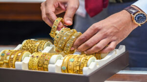 Gold Prices: గోల్డ్ ప్రియులకు బ్యాడ్ న్యూస్.. ఒక్కసారిగా పెరిగిన ధరలు.. ఇప్పుడు ఎంతంటే..?