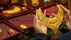 Gold Price Today: పసిడి ప్రియులకు స్వల్ప ఊరట.. స్థిరంగా బంగారం, వెండి ధరలు.. తులం ఎంతంటే?