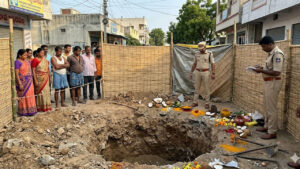 తడకల మాటున చాటుమాటు యవ్వారం.. తొంగిచూసిన స్థానికుల మైండ్ బ్లాక్!