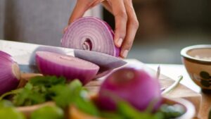 Onion: ఉల్లిపాయ కట్‌చేశాక చేతులకు స్మెల్ వస్తుందా.. జస్ట్‌ ఇలా చేయండంతే.. క్షణాల్లో మాయం