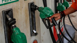 Petrol Prices: పెరుగుతున్న పెట్రోల్ ధరలు.. జీఎస్టీ విధిస్తే లీటర్ ఎంతకు వస్తుందో తెలుసా..?
