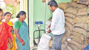 Andhra Pradesh: ఏపీలో రేషన్ కార్డు ఉన్నవారికి బ్యాడ్‌న్యూస్.. ఈ నెలలో కూడా పంపిణీ నిలిపివేత.. ఇక లేనట్లేనా..?