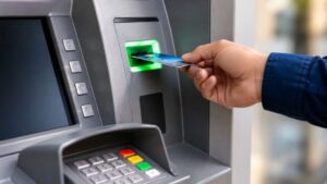 ATM Withdrawals: ఏటీఎం నుంచి డబ్బు తీసేటప్పుడు ఈ తప్పులు చేస్తున్నారా.. మీ ఖాతా ఖాళీ అయ్యే ప్రమాదం ఉంది!