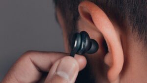 Earphones: రోజూ ఇయర్‌ఫోన్స్ వాడుతున్నారా? ఎంతసేపు వింటే సురక్షితం..?