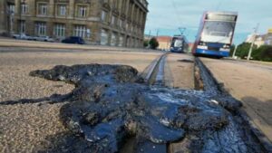 Europe Heatwave: బాబోయ్ ఎండలు.. కరిగిపోతున్న రహదారులు