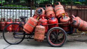 Gas Cylinder Subsidy: గ్యాస్ వినియోగదారులకు బిగ్ షాక్.. ‘రాయితీ’కి కత్తెర.. వంటగదిలో ఇక కట్టెల పొయ్యే…