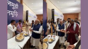 PM Modi: ఎన్డీఏ నేతలకు ఝుల్‌మురి తినిపించిన మోడీ.. వీడియో వైరల్