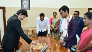 Praggnanandhaa: సీఎం విజయ్‌కు చెక్‌మేట్.. సత్కారంతో పాటు రూ.50 లక్షల నగదు బహుమతి.!