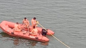 Rajahmundry Tragedy: రాజమండ్రి రైల్ బ్రిడ్జిపై విషాదం.. గోదావరిలోకి దూకిన కానిస్టేబుల్!