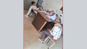 Woman Constable: ఇదేం పద్దతి మేడం.. ఫిర్యాదు కోసం వచ్చిన వృద్ధుడి ఎదుట.. టేబుల్‌పై కాళ్లు పెట్టిన మహిళా కానిస్టేబుల్