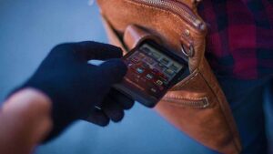 Smartphone Theft: ఫోన్ పోయిందా? మొదటి 15 నిమిషాల్లో ఈ పనులు చేయకపోతే డేటా, డబ్బు రెండూ పోవచ్చు