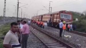 Madhya Pradesh: ప్రాణాలు తీసిన వదంతి.. రైలు నుంచి దూకిన ప్రయాణికుల్ని ఢీకొట్టిన మరో రైలు..