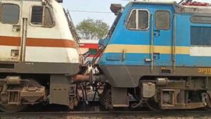 Two Trains: ఒకే ట్రాక్‌పై ఎదురెదురుగా వచ్చిన ట్రైన్లు.. తృటిలో తప్పిన ప్రమాదం..