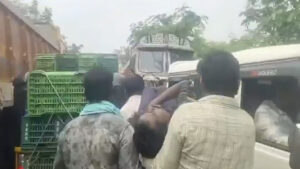 రోడ్డును బ్లాక్ చేసిన లారీలు.. అంబులెన్స్‌కు దారి లేక.. భుజాలపై రోగి.. చివరికి..!