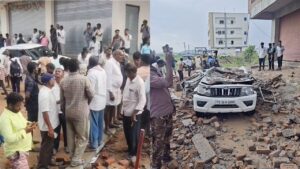 Watch: బయటకెళ్దామని కార్ తీశారు.. ఫ్రెండ్‌ కోసం ఓ ఇంటిపక్కన ఆగారు.. సీన్‌ కట్‌చేస్తే.. ఇది పరిస్థితి!