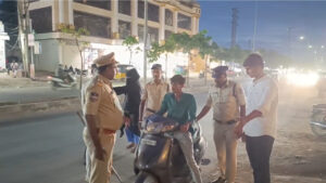 Watch: రోడ్డుపై పోలీసుల సడెన్ చెకింగ్‌.. ఓ స్కూటీని ఆపి చెక్‌ చేయగా షాకింగ్‌ సీన్‌