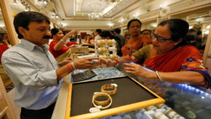 Gold Rates: బంగారం, వెండి ధరలు ఎందుకు తగ్గుతున్నాయి..? నగలు కొనేటప్పుడు ఈ విషయాలు మర్చిపోవద్దు