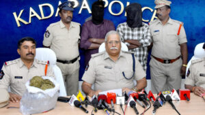 పోలీసు ఉద్యోగం మాటున పాడుపని.. సెలవు పెట్టి మరీ గంజాయి దందా..చివరికి..!