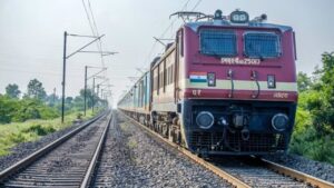 Indian Railways: ఈ ట్రైన్‌లో వెళ్లే ప్రయాణికులకు 3 పూటలు భోజనం ఫ్రీ.. ఇది ఏ రూట్‌లో నడుస్తుందో తెలుసా?