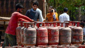 LPG Gas: గ్యాస్ వినియోగదారులకు షాక్.. రాయితీ సిలిండర్ల సంఖ్య భారీగా తగ్గింపు!