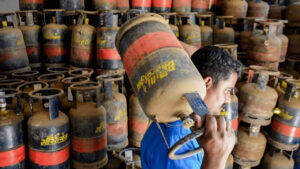 LPG Gas Price: బిగ్‌షాక్‌.. మరోసారి పెరిగిన గ్యాస్‌ సిలిండర్ ధర.. ఎంత పెరిగిందంటే..!
