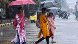 Rain Alert: ఏపీ, తెలంగాణలో మూడ్రోజుల పాటు భారీ వర్షాలు.. ఈ జిల్లాల ప్రజలకు హెచ్చరిక.. జాగ్రత్తగా ఉండండి..