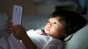 Screen Time: పిల్లలు ఫోన్‌ వదలట్లేదా.. తగ్గించకపోతే.. ఫ్యూచర్‌లో వచ్చే ప్రాబ్లమ్స్ ఇవే.. జాగ్రత్త మరీ!