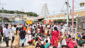 తిరుమలలో భక్తుల వెల్లువ.. కేవలం 3 రోజుల్లో 2.42 లక్షల మందికి శ్రీవారి దర్శనం, టీటీడీ ప్రత్యేక ఏర్పాట్లు!