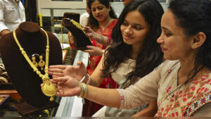 Gold Price Today: రూ.7,500 తగ్గిన బంగారం ధర.. తాజాగా హైదరాబాద్‌లో తులం ధర ఎంతంటే..!