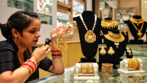 Gold Price Today: తెలుగు రాష్ట్రాల్లో తులం బంగారం ధర ఎంతో తెలుసా..?