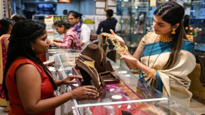 Gold Price Today: భారీగా తగ్గిన బంగారం, వెండి ధరలు.. 10 గ్రాముల ధర ఎంతంటే..
