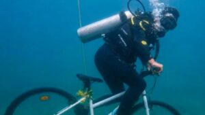 Underwater Cycling: సముద్ర గర్భంలో సైక్లింగ్..  ఇలాంటి సీన్ ఎప్పుడూ చూసుండర్.. నెటిజన్లు ఫిదా!
