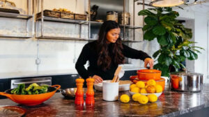 Kitchen Vastu: వంటగదిలో ఈ 5 వస్తువులు ఎప్పుడూ ఖాళీ కాకూడదట.. లేకపోతే అన్నపూర్ణమ్మ కటాక్షం దూరమవుతుందా?
