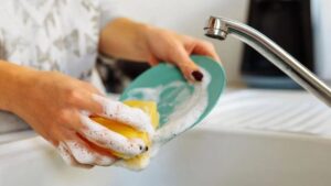 Kitchen Cleaning: స్టీల్, ప్లాస్టిక్, స్పాంజ్ ఏ గిన్నెకు ఏ స్క్రబ్బర్ వాడాలి?.. ఆరోగ్యానికి ఏది మంచిది!