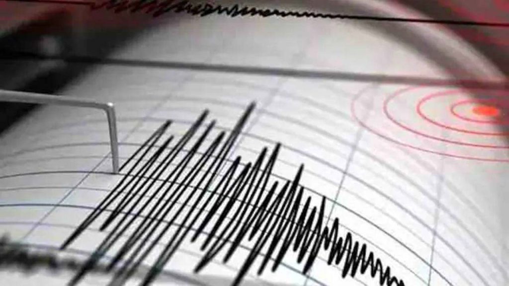 Visakhapatnam Earthquake: విశాఖలో భూప్రకంపనలు.. ప్రాణభయంతో బయటకు పరుగులు తీసిన జనం!
