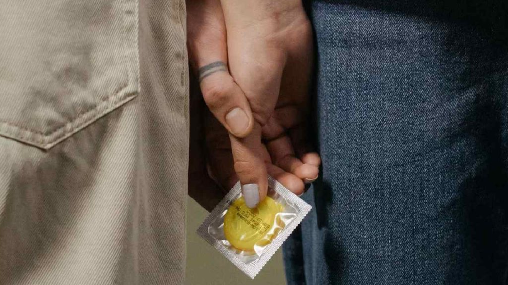 Fake Condoms: “కండోమ్‌”లను కూడా వదలని చైనా.. ఏకంగా 2 లక్షల నకిలీ మాల్ స్వాధీనం..