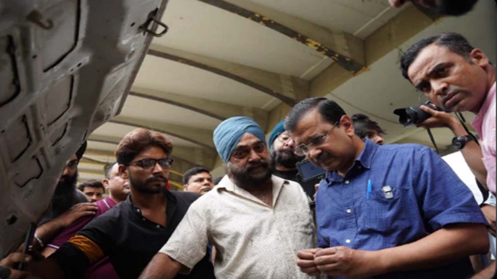 Kejriwal: పెట్రోల్ బంక్‌ దగ్గర కేజ్రీవాల్ హల్‌చల్.. E20 పెట్రోల్‌పై తీవ్ర విమర్శలు