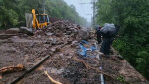 Mumbai: ముంబై, పూణె జలదిగ్బంధం.. వర్ష బీభత్సానికి 13 మంది మృతి