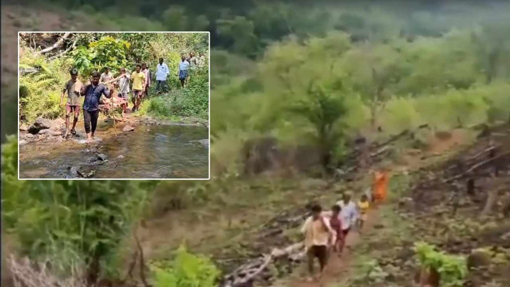 Polavaram Agency: ఏజెన్సీలో ఇంకా డోలీ మోతలే.. 4 కొండలు దాటి బాలికను మోసుకెళ్లిన గిరిజనులు
