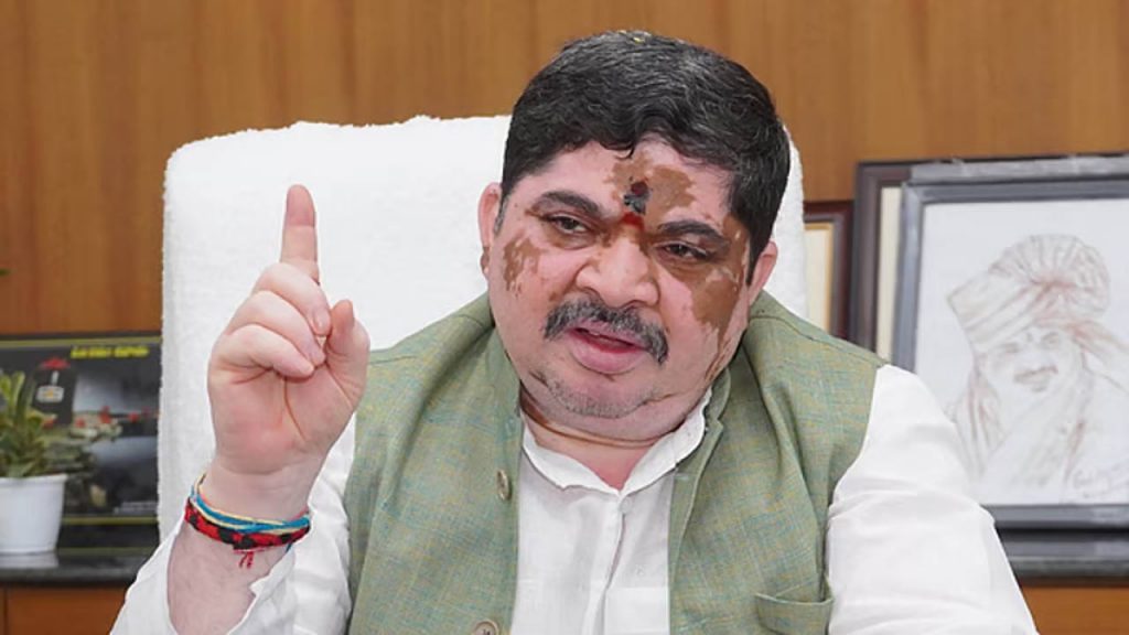 Ponnam Prabhakar: అలాంటి వాహనాలను సీజ్ చేయండి.. మంత్రి పొన్నం ప్రభాకర్ సీరియస్ వార్నింగ్..
