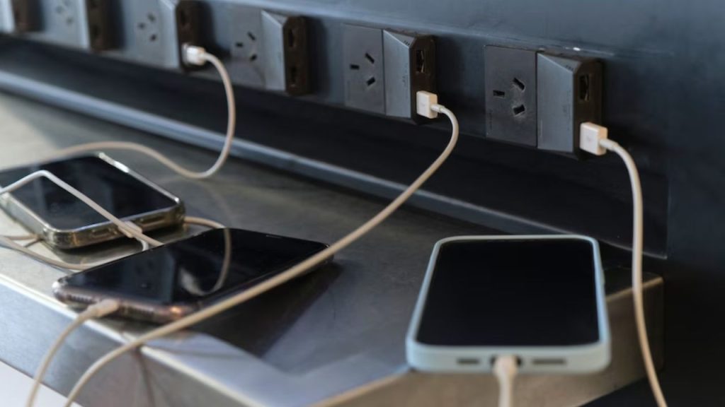Public Charging: రైల్వే స్టేషన్‌లో ఫోన్ ఛార్జింగ్ పెడుతున్నారా? జర జాగ్రత్త.. మీ బ్యాంక్ ఖాతా ఖాళీ కావచ్చు!