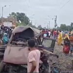 School Van Hit by Train: ఘోర ప్రమాదం… స్కూల్ వ్యాన్ ను ఢీకొట్టిన రైలు.. ఇద్దరు చిన్నారులతో సహా ముగ్గురు మృతి